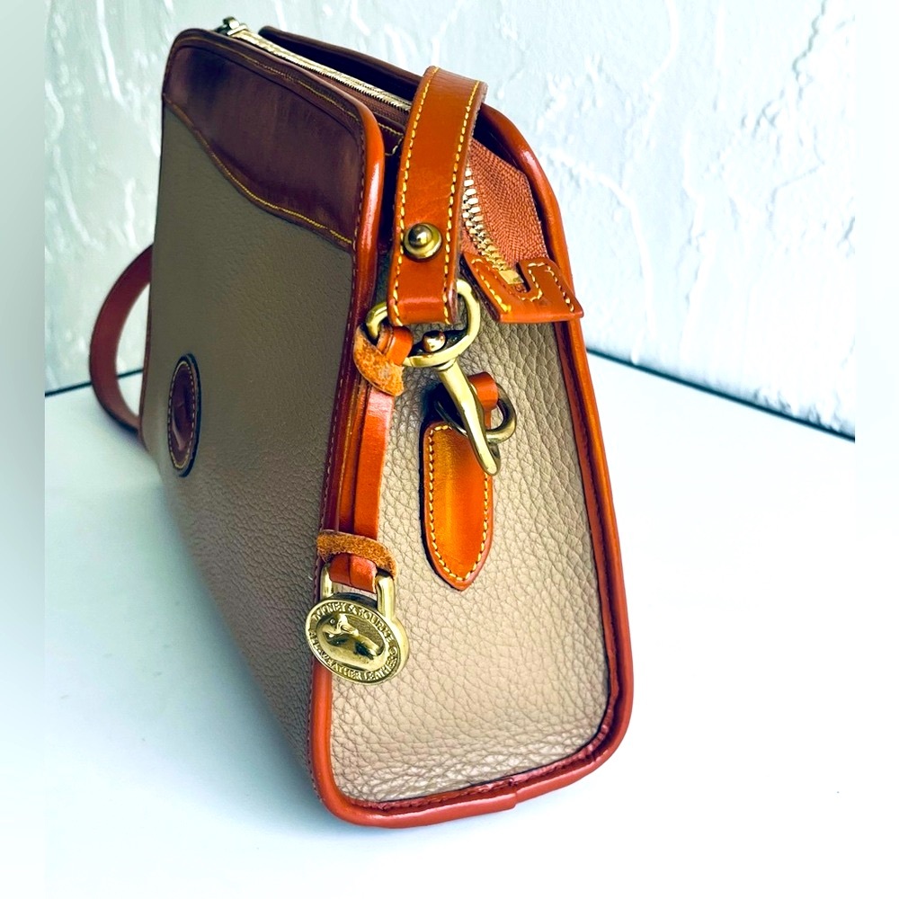 ♦️HOST PICK♦️VINTAGE DOONEY AND BOURKE SHOULDER BAG CRÈME WITH TAN TRIM - Picture 5 of 16